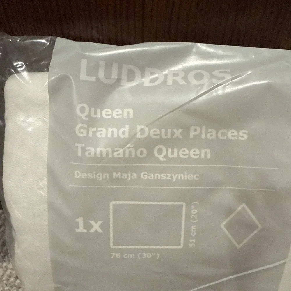 IKEA Luddros Pillow Protector Queen White with Zipper‎